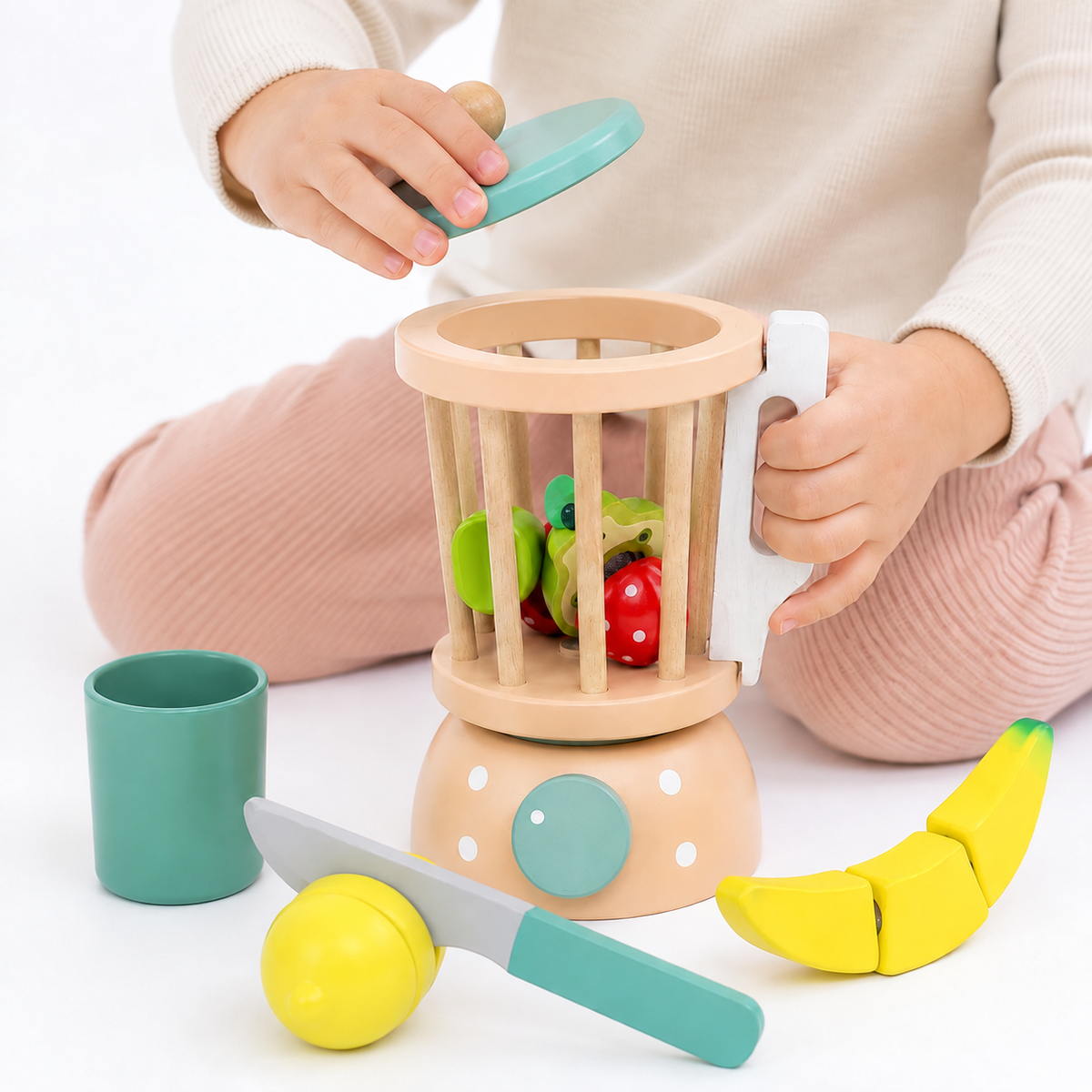 Montessori-Mixer aus Holz mit Obst