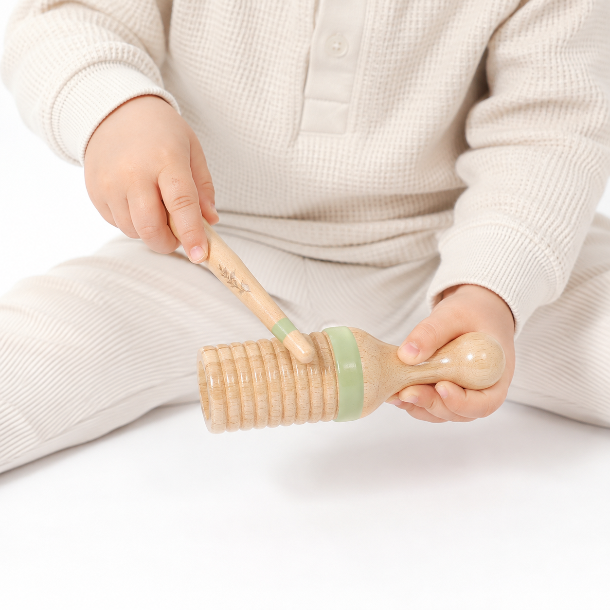 Holz Musikinstrumente Baby Set mit Trommel Xylophon - Entrain de jouer fond blanc Bild