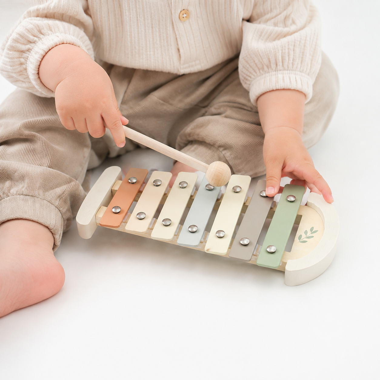 Holzxylophon für Kinder - Entrain de jouer fond blanc Bild