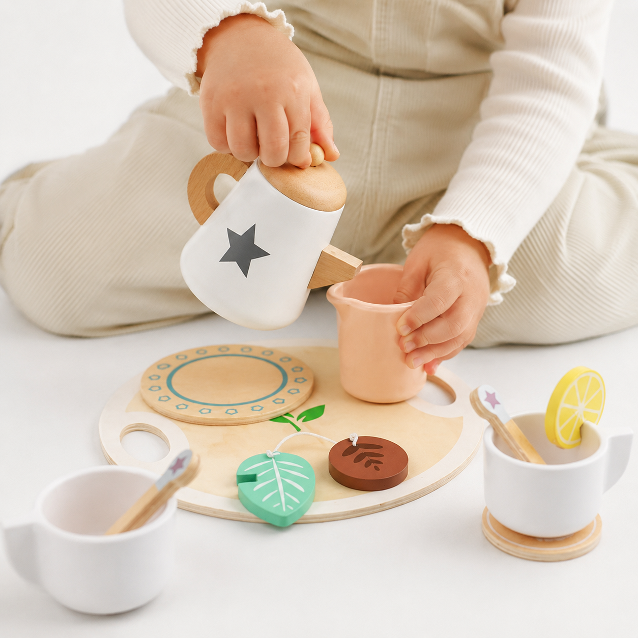 Montessori Holz-Teeset für Kinder - Entrain de jouer fond blanc Bild