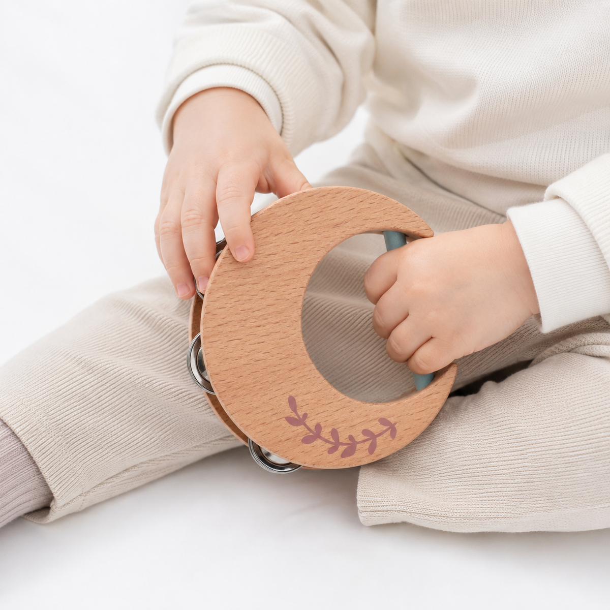 Montessori Musikspielzeug aus Holz - Entrain de jouer fond blanc Bild