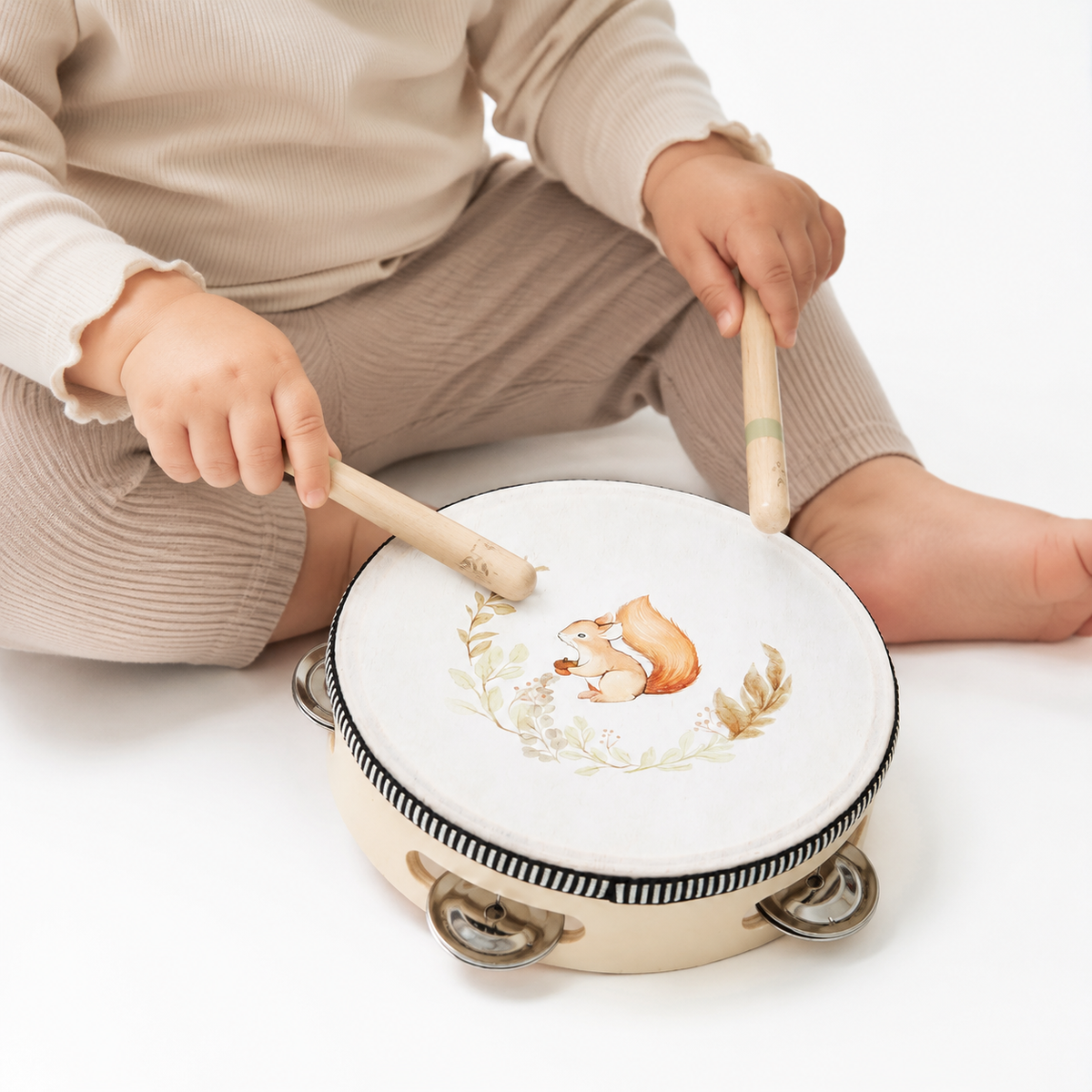 Montessori-Tamburin mit Schlägeln - Entrain de jouer fond blanc