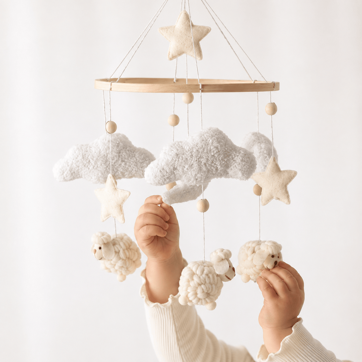 Montessoriland Babymobile mit Wolken und Schafen