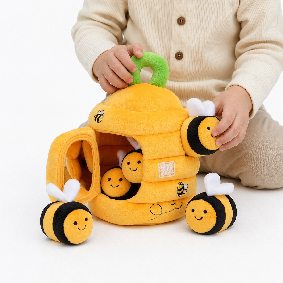 Toddlers Baby Beehive - Entrain de jouer fond blanc