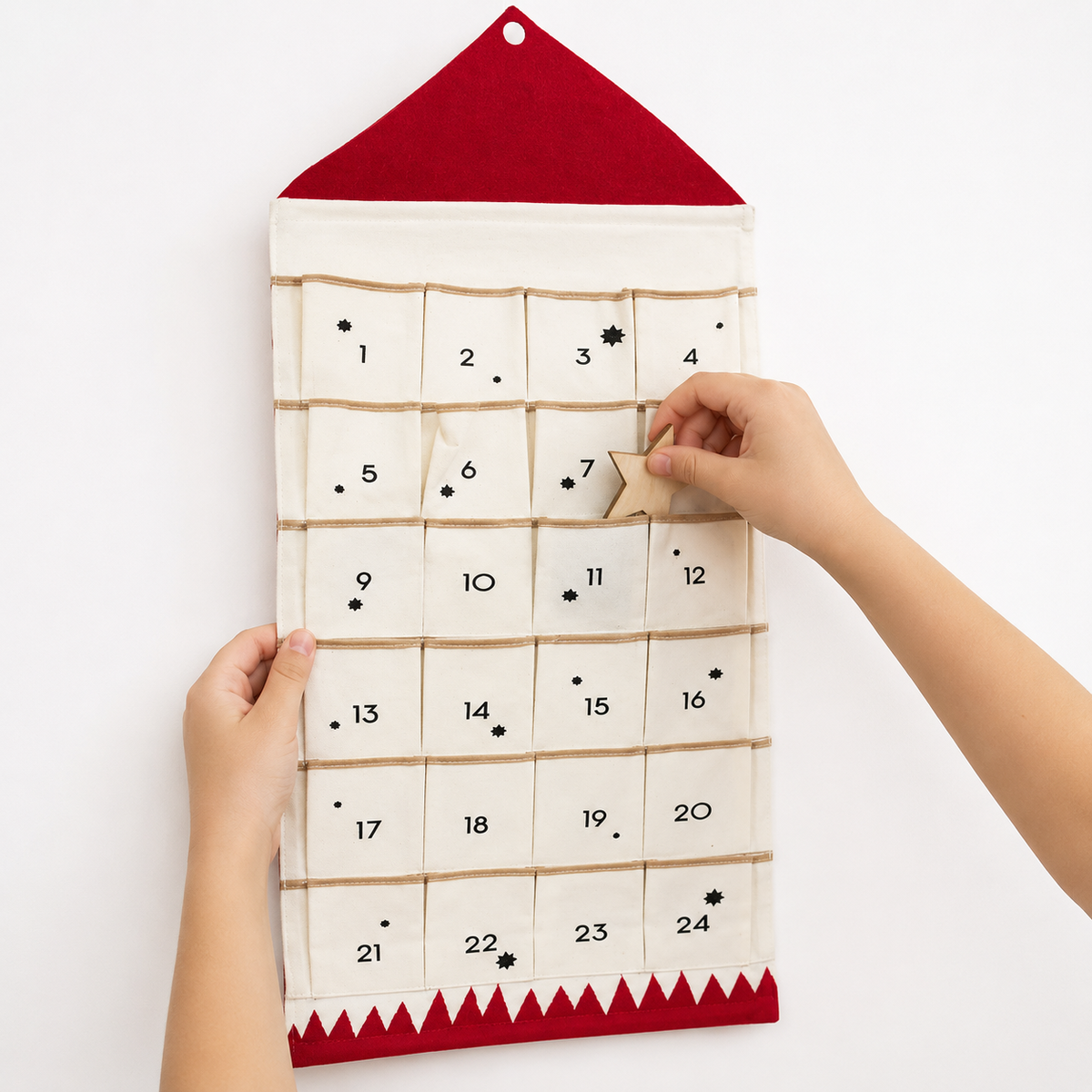 Toddlers Christmas Calendar – Count down to Christmas with joy and surprises! - Red - Entrain de jouer, mais avec les caractéristiques