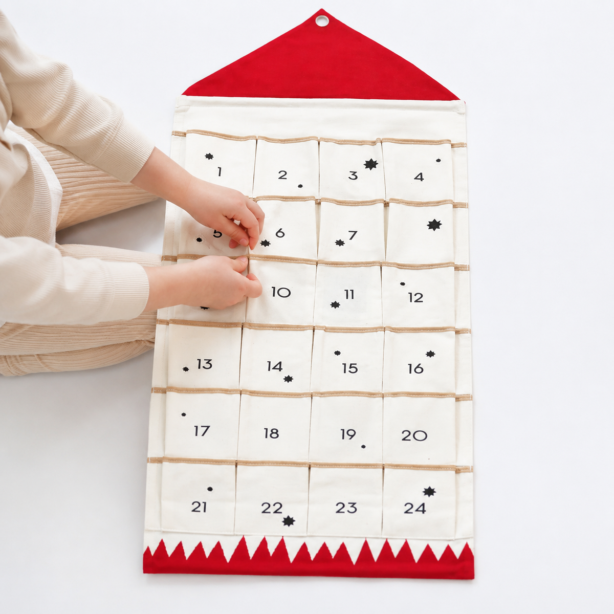 Toddlers Christmas Calendar – Count down to Christmas with joy and surprises! - Red - Entrain de jouer fond blanc