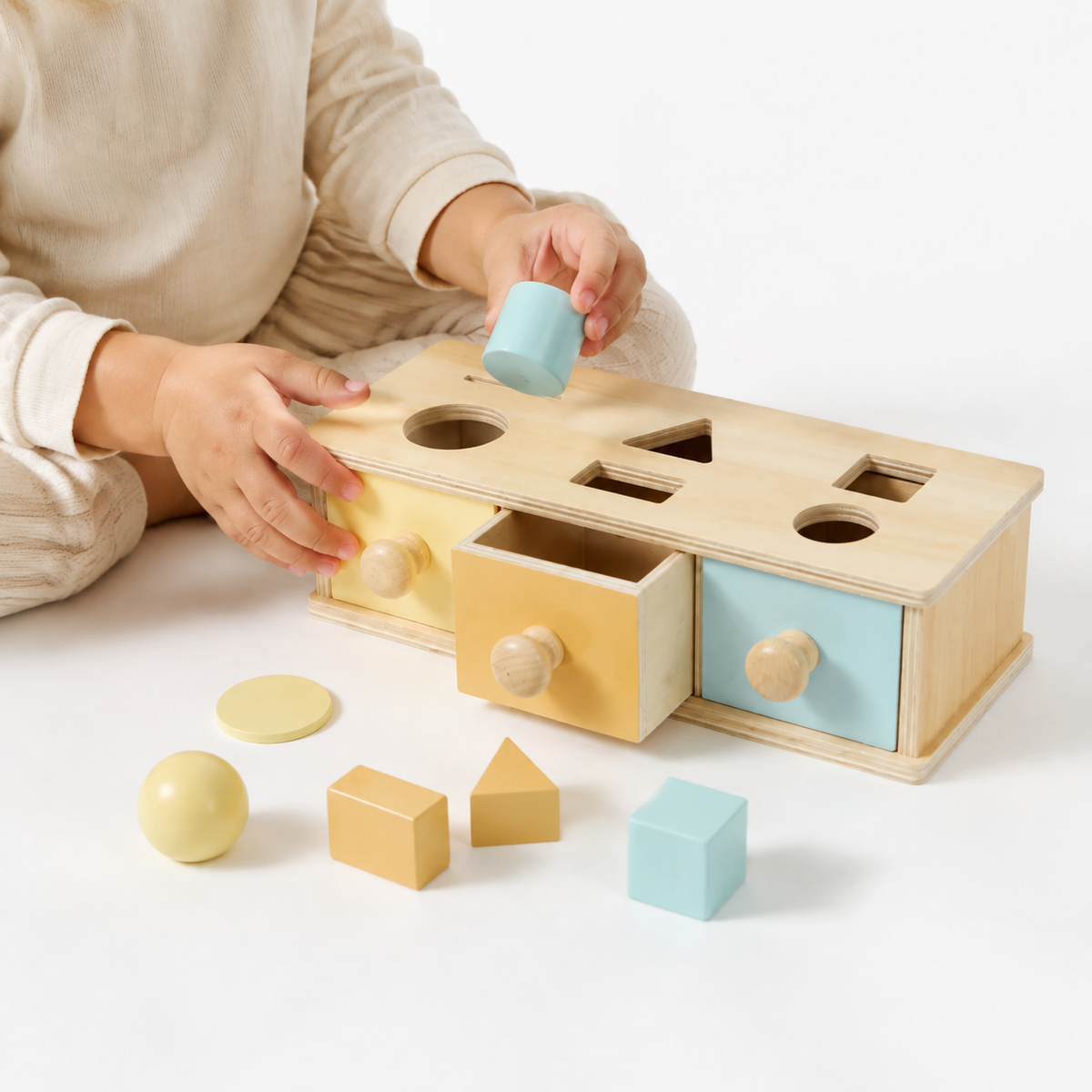 Toddlers Object Permanence Box - Watch, Drop, Discover - 3-in-1 - Entrain de jouer fond blanc