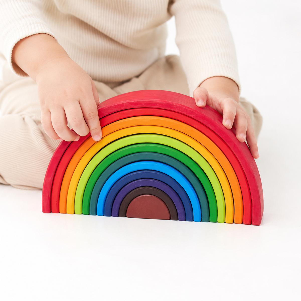 Toddlers Rainbow Toy (Large) - Entrain de jouer fond blanc