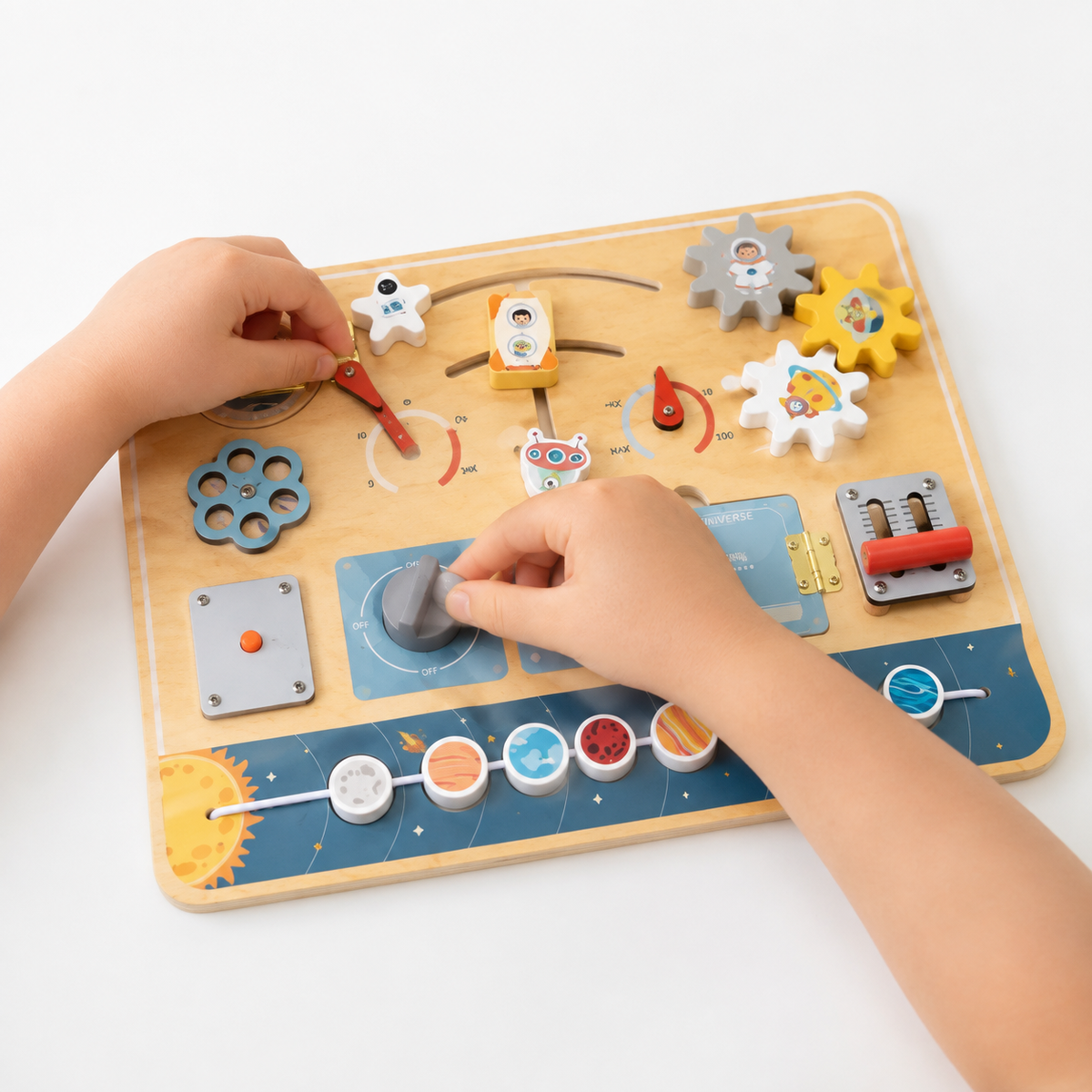 Toddlers Space Activity Board - Entrain de jouer, mais avec les caractéristiques