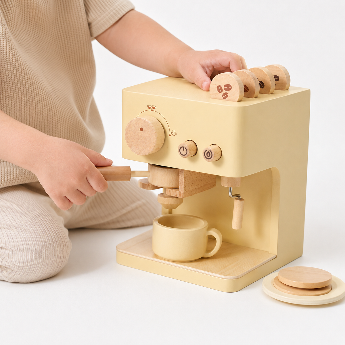 Toddlers Wooden Coffee Machine - Entrain de jouer fond blanc